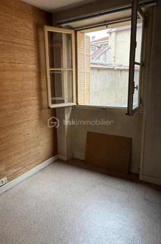 📍 Situé dans le centre-ville de Romans-sur-Isère, à deux pas des commerces, proche de toutes commodités et à 5mn à pied de la gare routière, cet appartement traversant de 60m², situé au 1er étage, offre un fort potentiel pour un projet de rénovation (résidence principale ou investissement locatif).

Composition :
- Grand hall d’entrée spacieux 14,5m²
- Cuisine indépendante 7m²
- Pièce de séjour lumineuse 19m²
- Chambre de 13,5m²
- Salle de bain 
- WC


Autres caractéristiques :
- Belles hauteurs sous plafond
- Copropriété sécurisée avec ascenseur 
- DPE : E
- Chauffage : gaz, individuel 
- Cave privative 

Le bien est actuellement aménagé en local commercial et vendu non meublé.