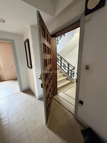 📍 Situé dans le centre-ville de Romans-sur-Isère, à deux pas des commerces, proche de toutes commodités et à 5mn à pied de la gare routière, cet appartement traversant de 60m², situé au 1er étage, offre un fort potentiel pour un projet de rénovation (résidence principale ou investissement locatif).

Composition :
- Grand hall d’entrée spacieux 14,5m²
- Cuisine indépendante 7m²
- Pièce de séjour lumineuse 19m²
- Chambre de 13,5m²
- Salle de bain 
- WC


Autres caractéristiques :
- Belles hauteurs sous plafond
- Copropriété sécurisée avec ascenseur 
- DPE : E
- Chauffage : gaz, individuel 
- Cave privative 

Le bien est actuellement aménagé en local commercial et vendu non meublé.