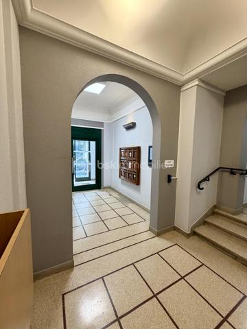 📍 Situé dans le centre-ville de Romans-sur-Isère, à deux pas des commerces, proche de toutes commodités et à 5mn à pied de la gare routière, cet appartement traversant de 60m², situé au 1er étage, offre un fort potentiel pour un projet de rénovation (résidence principale ou investissement locatif).

Composition :
- Grand hall d’entrée spacieux 14,5m²
- Cuisine indépendante 7m²
- Pièce de séjour lumineuse 19m²
- Chambre de 13,5m²
- Salle de bain 
- WC


Autres caractéristiques :
- Belles hauteurs sous plafond
- Copropriété sécurisée avec ascenseur 
- DPE : E
- Chauffage : gaz, individuel 
- Cave privative 

Le bien est actuellement aménagé en local commercial et vendu non meublé.