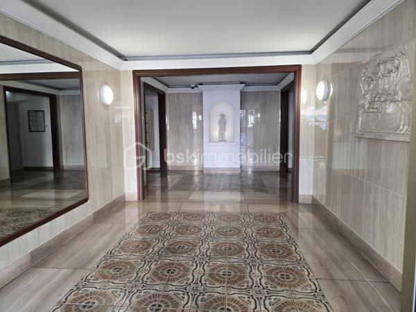 Appartement spacieux 2p. de 55m²carrez et 69m² surface au sol (avec les deux terrasses), niché au quatrième étage avec ascenseur d'une résidence de standing construite en 1977 au 175 rue de France. Situé dans un quartier dynamique. La photo principale à été prise depuis la mythique promenade des Anglais et à moins de 1mn à pied de l'appartement. Il offre une alliance unique entre confort urbain et tranquillité. Vous profiter pleinement de la riviera, situation géographique idéale. Vue mer. 
1)Possibilité de configurer en 3 pièces en créant un espace couchage dans le salon. 2)Possibilité d'ouvrir la cuisine et de créer un espace de vie avec la vue mer de 21m². La salon actuel de 21m² peut devenir deux chambres ou une suite parentale, chambre et bureau....plusieurs combinaisons possible selon vos besoins.

L'appartement se compose d'une entrée spacieuse avec toilette indépendant et placard profond.. Un salon, sol en marbre de 21m² se prolongeant d'un balcon de 6m². La cuisine de 8m² permet d'envisager un espace dinatoire, elle se prolonge par un balcon qui permet de prendre le café autour d'une table avec vue mer. Une chambre de 12,50m² avec placard et balcon. La cuisine et la chambre sont au calme et se rejoigne par le balcon extérieur bénéficiant de deux belles échappées mer. Une salle de bain de 3,80m².

Traversant et lumineux, avec ses deux extérieurs, profitez de l'air marin sans sortir de chez vous et admirez la vue mer depuis votre terrasse au calme. Une cave pratique pour un paddle, des vélos...et partez directement à la plage! de faibles charges annuelles comprenant l'eau chaude et le chauffage collectif. Profession libérale ok. Visite 7/7

Une suggestion de photos crée par L'IA pour une meilleure projection. Un plan est proposé avec l'inversion du salon et de la chambre.
Cette annonce référence 290240 vous est présentée par votre agent commercial BSK Immobilier GIOVANNA RAPALI (EI) immatriculé au RSAC de ANTIBES (06160) sous le numéro 48984370600024.

Prix du bien : 311 000 €
Les honoraires d'agence sont à la charge du vendeur.

A propos de la copropriété :
Pas de procédure en cours.
Nombre de lots : 2
Charges prévisionnelles annuelles : 767,00 €

A propos des performances énergétiques :
Date de réalisation du diagnostic énergétique : 27/05/2025
Score DPE : 202 kWhEP/m²/an
Score GES : 62 kgepCO2/m²/an
Montant estimé des dépenses annuelles d'énergie pour un usage standard : entre 1370.00 € et 1900.00 € par an. Prix moyens des énergies indexés sur l'année 2022 (abonnements compris).

Les informations sur les risques auxquels ce bien est exposé sont disponibles
