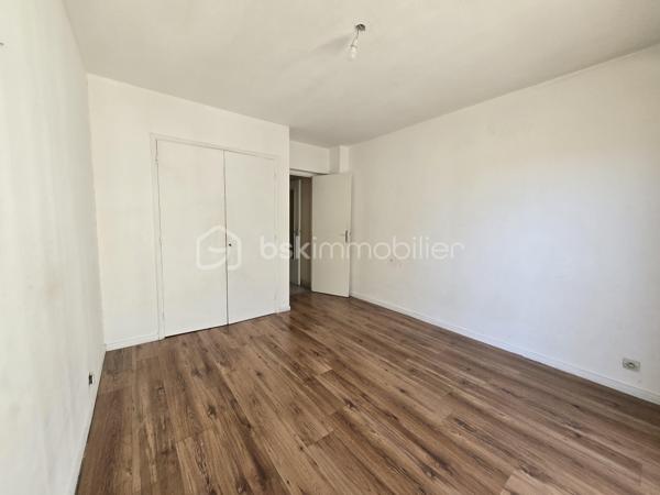 Appartement spacieux 2p. de 55m²carrez et 69m² surface au sol (avec les deux terrasses), niché au quatrième étage avec ascenseur d'une résidence de standing construite en 1977 au 175 rue de France. Situé dans un quartier dynamique. La photo principale à été prise depuis la mythique promenade des Anglais et à moins de 1mn à pied de l'appartement. Il offre une alliance unique entre confort urbain et tranquillité. Vous profiter pleinement de la riviera, situation géographique idéale. Vue mer. 
1)Possibilité de configurer en 3 pièces en créant un espace couchage dans le salon. 2)Possibilité d'ouvrir la cuisine et de créer un espace de vie avec la vue mer de 21m². La salon actuel de 21m² peut devenir deux chambres ou une suite parentale, chambre et bureau....plusieurs combinaisons possible selon vos besoins.

L'appartement se compose d'une entrée spacieuse avec toilette indépendant et placard profond.. Un salon, sol en marbre de 21m² se prolongeant d'un balcon de 6m². La cuisine de 8m² permet d'envisager un espace dinatoire, elle se prolonge par un balcon qui permet de prendre le café autour d'une table avec vue mer. Une chambre de 12,50m² avec placard et balcon. La cuisine et la chambre sont au calme et se rejoigne par le balcon extérieur bénéficiant de deux belles échappées mer. Une salle de bain de 3,80m².

Traversant et lumineux, avec ses deux extérieurs, profitez de l'air marin sans sortir de chez vous et admirez la vue mer depuis votre terrasse au calme. Une cave pratique pour un paddle, des vélos...et partez directement à la plage! de faibles charges annuelles comprenant l'eau chaude et le chauffage collectif. Profession libérale ok. Visite 7/7

Une suggestion de photos crée par L'IA pour une meilleure projection. Un plan est proposé avec l'inversion du salon et de la chambre.
Cette annonce référence 290240 vous est présentée par votre agent commercial BSK Immobilier GIOVANNA RAPALI (EI) immatriculé au RSAC de ANTIBES (06160) sous le numéro 48984370600024.

Prix du bien : 311 000 €
Les honoraires d'agence sont à la charge du vendeur.

A propos de la copropriété :
Pas de procédure en cours.
Nombre de lots : 2
Charges prévisionnelles annuelles : 767,00 €

A propos des performances énergétiques :
Date de réalisation du diagnostic énergétique : 27/05/2025
Score DPE : 202 kWhEP/m²/an
Score GES : 62 kgepCO2/m²/an
Montant estimé des dépenses annuelles d'énergie pour un usage standard : entre 1370.00 € et 1900.00 € par an. Prix moyens des énergies indexés sur l'année 2022 (abonnements compris).

Les informations sur les risques auxquels ce bien est exposé sont disponibles