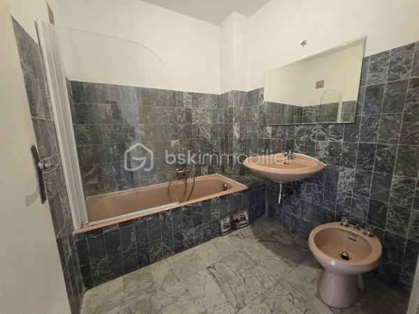 Appartement spacieux 2p. de 55m²carrez et 69m² surface au sol (avec les deux terrasses), niché au quatrième étage avec ascenseur d'une résidence de standing construite en 1977 au 175 rue de France. Situé dans un quartier dynamique. La photo principale à été prise depuis la mythique promenade des Anglais et à moins de 1mn à pied de l'appartement. Il offre une alliance unique entre confort urbain et tranquillité. Vous profiter pleinement de la riviera, situation géographique idéale. Vue mer. 
1)Possibilité de configurer en 3 pièces en créant un espace couchage dans le salon. 2)Possibilité d'ouvrir la cuisine et de créer un espace de vie avec la vue mer de 21m². La salon actuel de 21m² peut devenir deux chambres ou une suite parentale, chambre et bureau....plusieurs combinaisons possible selon vos besoins.

L'appartement se compose d'une entrée spacieuse avec toilette indépendant et placard profond.. Un salon, sol en marbre de 21m² se prolongeant d'un balcon de 6m². La cuisine de 8m² permet d'envisager un espace dinatoire, elle se prolonge par un balcon qui permet de prendre le café autour d'une table avec vue mer. Une chambre de 12,50m² avec placard et balcon. La cuisine et la chambre sont au calme et se rejoigne par le balcon extérieur bénéficiant de deux belles échappées mer. Une salle de bain de 3,80m².

Traversant et lumineux, avec ses deux extérieurs, profitez de l'air marin sans sortir de chez vous et admirez la vue mer depuis votre terrasse au calme. Une cave pratique pour un paddle, des vélos...et partez directement à la plage! de faibles charges annuelles comprenant l'eau chaude et le chauffage collectif. Profession libérale ok. Visite 7/7

Une suggestion de photos crée par L'IA pour une meilleure projection. Un plan est proposé avec l'inversion du salon et de la chambre.
Cette annonce référence 290240 vous est présentée par votre agent commercial BSK Immobilier GIOVANNA RAPALI (EI) immatriculé au RSAC de ANTIBES (06160) sous le numéro 48984370600024.

Prix du bien : 311 000 €
Les honoraires d'agence sont à la charge du vendeur.

A propos de la copropriété :
Pas de procédure en cours.
Nombre de lots : 2
Charges prévisionnelles annuelles : 767,00 €

A propos des performances énergétiques :
Date de réalisation du diagnostic énergétique : 27/05/2025
Score DPE : 202 kWhEP/m²/an
Score GES : 62 kgepCO2/m²/an
Montant estimé des dépenses annuelles d'énergie pour un usage standard : entre 1370.00 € et 1900.00 € par an. Prix moyens des énergies indexés sur l'année 2022 (abonnements compris).

Les informations sur les risques auxquels ce bien est exposé sont disponibles