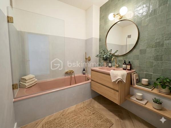 Appartement spacieux 2p. de 55m²carrez et 69m² surface au sol (avec les deux terrasses), niché au quatrième étage avec ascenseur d'une résidence de standing construite en 1977 au 175 rue de France. Situé dans un quartier dynamique. La photo principale à été prise depuis la mythique promenade des Anglais et à moins de 1mn à pied de l'appartement. Il offre une alliance unique entre confort urbain et tranquillité. Vous profiter pleinement de la riviera, situation géographique idéale. Vue mer. 
1)Possibilité de configurer en 3 pièces en créant un espace couchage dans le salon. 2)Possibilité d'ouvrir la cuisine et de créer un espace de vie avec la vue mer de 21m². La salon actuel de 21m² peut devenir deux chambres ou une suite parentale, chambre et bureau....plusieurs combinaisons possible selon vos besoins.

L'appartement se compose d'une entrée spacieuse avec toilette indépendant et placard profond.. Un salon, sol en marbre de 21m² se prolongeant d'un balcon de 6m². La cuisine de 8m² permet d'envisager un espace dinatoire, elle se prolonge par un balcon qui permet de prendre le café autour d'une table avec vue mer. Une chambre de 12,50m² avec placard et balcon. La cuisine et la chambre sont au calme et se rejoigne par le balcon extérieur bénéficiant de deux belles échappées mer. Une salle de bain de 3,80m².

Traversant et lumineux, avec ses deux extérieurs, profitez de l'air marin sans sortir de chez vous et admirez la vue mer depuis votre terrasse au calme. Une cave pratique pour un paddle, des vélos...et partez directement à la plage! de faibles charges annuelles comprenant l'eau chaude et le chauffage collectif. Profession libérale ok. Visite 7/7

Une suggestion de photos crée par L'IA pour une meilleure projection. Un plan est proposé avec l'inversion du salon et de la chambre.
Cette annonce référence 290240 vous est présentée par votre agent commercial BSK Immobilier GIOVANNA RAPALI (EI) immatriculé au RSAC de ANTIBES (06160) sous le numéro 48984370600024.

Prix du bien : 311 000 €
Les honoraires d'agence sont à la charge du vendeur.

A propos de la copropriété :
Pas de procédure en cours.
Nombre de lots : 2
Charges prévisionnelles annuelles : 767,00 €

A propos des performances énergétiques :
Date de réalisation du diagnostic énergétique : 27/05/2025
Score DPE : 202 kWhEP/m²/an
Score GES : 62 kgepCO2/m²/an
Montant estimé des dépenses annuelles d'énergie pour un usage standard : entre 1370.00 € et 1900.00 € par an. Prix moyens des énergies indexés sur l'année 2022 (abonnements compris).

Les informations sur les risques auxquels ce bien est exposé sont disponibles