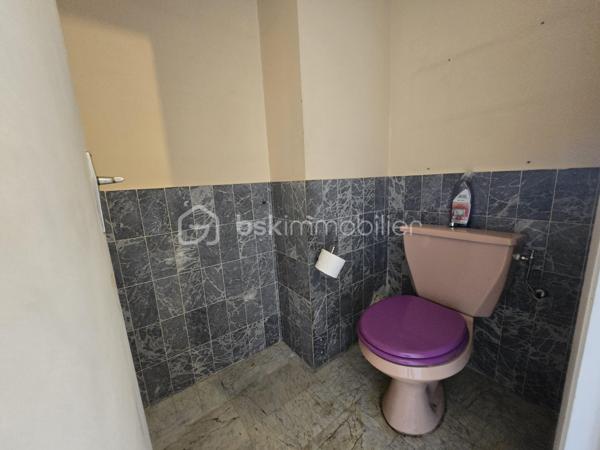 Appartement spacieux 2p. de 55m²carrez et 69m² surface au sol (avec les deux terrasses), niché au quatrième étage avec ascenseur d'une résidence de standing construite en 1977 au 175 rue de France. Situé dans un quartier dynamique. La photo principale à été prise depuis la mythique promenade des Anglais et à moins de 1mn à pied de l'appartement. Il offre une alliance unique entre confort urbain et tranquillité. Vous profiter pleinement de la riviera, situation géographique idéale. Vue mer. 
1)Possibilité de configurer en 3 pièces en créant un espace couchage dans le salon. 2)Possibilité d'ouvrir la cuisine et de créer un espace de vie avec la vue mer de 21m². La salon actuel de 21m² peut devenir deux chambres ou une suite parentale, chambre et bureau....plusieurs combinaisons possible selon vos besoins.

L'appartement se compose d'une entrée spacieuse avec toilette indépendant et placard profond.. Un salon, sol en marbre de 21m² se prolongeant d'un balcon de 6m². La cuisine de 8m² permet d'envisager un espace dinatoire, elle se prolonge par un balcon qui permet de prendre le café autour d'une table avec vue mer. Une chambre de 12,50m² avec placard et balcon. La cuisine et la chambre sont au calme et se rejoigne par le balcon extérieur bénéficiant de deux belles échappées mer. Une salle de bain de 3,80m².

Traversant et lumineux, avec ses deux extérieurs, profitez de l'air marin sans sortir de chez vous et admirez la vue mer depuis votre terrasse au calme. Une cave pratique pour un paddle, des vélos...et partez directement à la plage! de faibles charges annuelles comprenant l'eau chaude et le chauffage collectif. Profession libérale ok. Visite 7/7

Une suggestion de photos crée par L'IA pour une meilleure projection. Un plan est proposé avec l'inversion du salon et de la chambre.
Cette annonce référence 290240 vous est présentée par votre agent commercial BSK Immobilier GIOVANNA RAPALI (EI) immatriculé au RSAC de ANTIBES (06160) sous le numéro 48984370600024.

Prix du bien : 311 000 €
Les honoraires d'agence sont à la charge du vendeur.

A propos de la copropriété :
Pas de procédure en cours.
Nombre de lots : 2
Charges prévisionnelles annuelles : 767,00 €

A propos des performances énergétiques :
Date de réalisation du diagnostic énergétique : 27/05/2025
Score DPE : 202 kWhEP/m²/an
Score GES : 62 kgepCO2/m²/an
Montant estimé des dépenses annuelles d'énergie pour un usage standard : entre 1370.00 € et 1900.00 € par an. Prix moyens des énergies indexés sur l'année 2022 (abonnements compris).

Les informations sur les risques auxquels ce bien est exposé sont disponibles