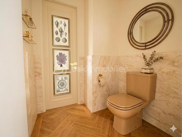 Appartement spacieux 2p. de 55m²carrez et 69m² surface au sol (avec les deux terrasses), niché au quatrième étage avec ascenseur d'une résidence de standing construite en 1977 au 175 rue de France. Situé dans un quartier dynamique. La photo principale à été prise depuis la mythique promenade des Anglais et à moins de 1mn à pied de l'appartement. Il offre une alliance unique entre confort urbain et tranquillité. Vous profiter pleinement de la riviera, situation géographique idéale. Vue mer. 
1)Possibilité de configurer en 3 pièces en créant un espace couchage dans le salon. 2)Possibilité d'ouvrir la cuisine et de créer un espace de vie avec la vue mer de 21m². La salon actuel de 21m² peut devenir deux chambres ou une suite parentale, chambre et bureau....plusieurs combinaisons possible selon vos besoins.

L'appartement se compose d'une entrée spacieuse avec toilette indépendant et placard profond.. Un salon, sol en marbre de 21m² se prolongeant d'un balcon de 6m². La cuisine de 8m² permet d'envisager un espace dinatoire, elle se prolonge par un balcon qui permet de prendre le café autour d'une table avec vue mer. Une chambre de 12,50m² avec placard et balcon. La cuisine et la chambre sont au calme et se rejoigne par le balcon extérieur bénéficiant de deux belles échappées mer. Une salle de bain de 3,80m².

Traversant et lumineux, avec ses deux extérieurs, profitez de l'air marin sans sortir de chez vous et admirez la vue mer depuis votre terrasse au calme. Une cave pratique pour un paddle, des vélos...et partez directement à la plage! de faibles charges annuelles comprenant l'eau chaude et le chauffage collectif. Profession libérale ok. Visite 7/7

Une suggestion de photos crée par L'IA pour une meilleure projection. Un plan est proposé avec l'inversion du salon et de la chambre.
Cette annonce référence 290240 vous est présentée par votre agent commercial BSK Immobilier GIOVANNA RAPALI (EI) immatriculé au RSAC de ANTIBES (06160) sous le numéro 48984370600024.

Prix du bien : 311 000 €
Les honoraires d'agence sont à la charge du vendeur.

A propos de la copropriété :
Pas de procédure en cours.
Nombre de lots : 2
Charges prévisionnelles annuelles : 767,00 €

A propos des performances énergétiques :
Date de réalisation du diagnostic énergétique : 27/05/2025
Score DPE : 202 kWhEP/m²/an
Score GES : 62 kgepCO2/m²/an
Montant estimé des dépenses annuelles d'énergie pour un usage standard : entre 1370.00 € et 1900.00 € par an. Prix moyens des énergies indexés sur l'année 2022 (abonnements compris).

Les informations sur les risques auxquels ce bien est exposé sont disponibles