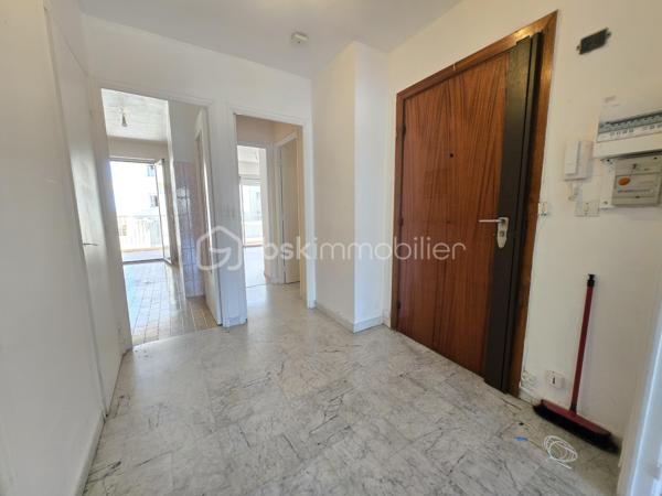 Appartement spacieux 2p. de 55m²carrez et 69m² surface au sol (avec les deux terrasses), niché au quatrième étage avec ascenseur d'une résidence de standing construite en 1977 au 175 rue de France. Situé dans un quartier dynamique. La photo principale à été prise depuis la mythique promenade des Anglais et à moins de 1mn à pied de l'appartement. Il offre une alliance unique entre confort urbain et tranquillité. Vous profiter pleinement de la riviera, situation géographique idéale. Vue mer. 
1)Possibilité de configurer en 3 pièces en créant un espace couchage dans le salon. 2)Possibilité d'ouvrir la cuisine et de créer un espace de vie avec la vue mer de 21m². La salon actuel de 21m² peut devenir deux chambres ou une suite parentale, chambre et bureau....plusieurs combinaisons possible selon vos besoins.

L'appartement se compose d'une entrée spacieuse avec toilette indépendant et placard profond.. Un salon, sol en marbre de 21m² se prolongeant d'un balcon de 6m². La cuisine de 8m² permet d'envisager un espace dinatoire, elle se prolonge par un balcon qui permet de prendre le café autour d'une table avec vue mer. Une chambre de 12,50m² avec placard et balcon. La cuisine et la chambre sont au calme et se rejoigne par le balcon extérieur bénéficiant de deux belles échappées mer. Une salle de bain de 3,80m².

Traversant et lumineux, avec ses deux extérieurs, profitez de l'air marin sans sortir de chez vous et admirez la vue mer depuis votre terrasse au calme. Une cave pratique pour un paddle, des vélos...et partez directement à la plage! de faibles charges annuelles comprenant l'eau chaude et le chauffage collectif. Profession libérale ok. Visite 7/7

Une suggestion de photos crée par L'IA pour une meilleure projection. Un plan est proposé avec l'inversion du salon et de la chambre.
Cette annonce référence 290240 vous est présentée par votre agent commercial BSK Immobilier GIOVANNA RAPALI (EI) immatriculé au RSAC de ANTIBES (06160) sous le numéro 48984370600024.

Prix du bien : 311 000 €
Les honoraires d'agence sont à la charge du vendeur.

A propos de la copropriété :
Pas de procédure en cours.
Nombre de lots : 2
Charges prévisionnelles annuelles : 767,00 €

A propos des performances énergétiques :
Date de réalisation du diagnostic énergétique : 27/05/2025
Score DPE : 202 kWhEP/m²/an
Score GES : 62 kgepCO2/m²/an
Montant estimé des dépenses annuelles d'énergie pour un usage standard : entre 1370.00 € et 1900.00 € par an. Prix moyens des énergies indexés sur l'année 2022 (abonnements compris).

Les informations sur les risques auxquels ce bien est exposé sont disponibles