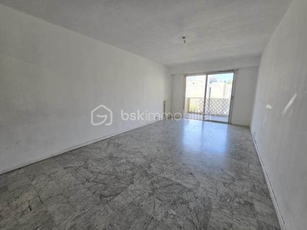 Appartement spacieux 2p. de 55m²carrez et 69m² surface au sol (avec les deux terrasses), niché au quatrième étage avec ascenseur d'une résidence de standing construite en 1977 au 175 rue de France. Situé dans un quartier dynamique. La photo principale à été prise depuis la mythique promenade des Anglais et à moins de 1mn à pied de l'appartement. Il offre une alliance unique entre confort urbain et tranquillité. Vous profiter pleinement de la riviera, situation géographique idéale. Vue mer. 
1)Possibilité de configurer en 3 pièces en créant un espace couchage dans le salon. 2)Possibilité d'ouvrir la cuisine et de créer un espace de vie avec la vue mer de 21m². La salon actuel de 21m² peut devenir deux chambres ou une suite parentale, chambre et bureau....plusieurs combinaisons possible selon vos besoins.

L'appartement se compose d'une entrée spacieuse avec toilette indépendant et placard profond.. Un salon, sol en marbre de 21m² se prolongeant d'un balcon de 6m². La cuisine de 8m² permet d'envisager un espace dinatoire, elle se prolonge par un balcon qui permet de prendre le café autour d'une table avec vue mer. Une chambre de 12,50m² avec placard et balcon. La cuisine et la chambre sont au calme et se rejoigne par le balcon extérieur bénéficiant de deux belles échappées mer. Une salle de bain de 3,80m².

Traversant et lumineux, avec ses deux extérieurs, profitez de l'air marin sans sortir de chez vous et admirez la vue mer depuis votre terrasse au calme. Une cave pratique pour un paddle, des vélos...et partez directement à la plage! de faibles charges annuelles comprenant l'eau chaude et le chauffage collectif. Profession libérale ok. Visite 7/7

Une suggestion de photos crée par L'IA pour une meilleure projection. Un plan est proposé avec l'inversion du salon et de la chambre.
Cette annonce référence 290240 vous est présentée par votre agent commercial BSK Immobilier GIOVANNA RAPALI (EI) immatriculé au RSAC de ANTIBES (06160) sous le numéro 48984370600024.

Prix du bien : 311 000 €
Les honoraires d'agence sont à la charge du vendeur.

A propos de la copropriété :
Pas de procédure en cours.
Nombre de lots : 2
Charges prévisionnelles annuelles : 767,00 €

A propos des performances énergétiques :
Date de réalisation du diagnostic énergétique : 27/05/2025
Score DPE : 202 kWhEP/m²/an
Score GES : 62 kgepCO2/m²/an
Montant estimé des dépenses annuelles d'énergie pour un usage standard : entre 1370.00 € et 1900.00 € par an. Prix moyens des énergies indexés sur l'année 2022 (abonnements compris).

Les informations sur les risques auxquels ce bien est exposé sont disponibles