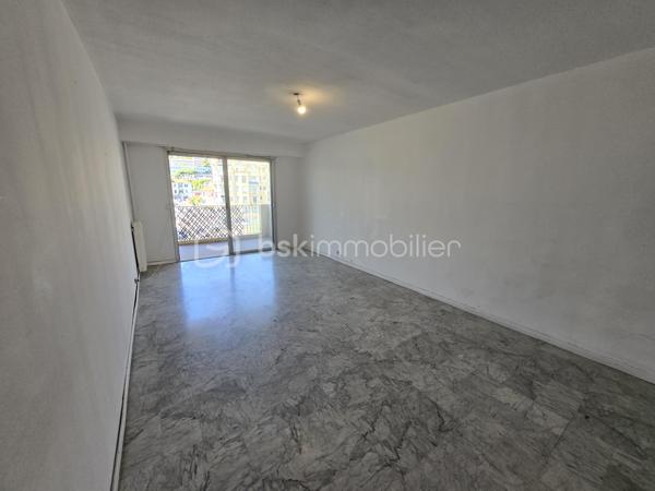 Appartement spacieux 2p. de 55m²carrez et 69m² surface au sol (avec les deux terrasses), niché au quatrième étage avec ascenseur d'une résidence de standing construite en 1977 au 175 rue de France. Situé dans un quartier dynamique. La photo principale à été prise depuis la mythique promenade des Anglais et à moins de 1mn à pied de l'appartement. Il offre une alliance unique entre confort urbain et tranquillité. Vous profiter pleinement de la riviera, situation géographique idéale. Vue mer. 
1)Possibilité de configurer en 3 pièces en créant un espace couchage dans le salon. 2)Possibilité d'ouvrir la cuisine et de créer un espace de vie avec la vue mer de 21m². La salon actuel de 21m² peut devenir deux chambres ou une suite parentale, chambre et bureau....plusieurs combinaisons possible selon vos besoins.

L'appartement se compose d'une entrée spacieuse avec toilette indépendant et placard profond.. Un salon, sol en marbre de 21m² se prolongeant d'un balcon de 6m². La cuisine de 8m² permet d'envisager un espace dinatoire, elle se prolonge par un balcon qui permet de prendre le café autour d'une table avec vue mer. Une chambre de 12,50m² avec placard et balcon. La cuisine et la chambre sont au calme et se rejoigne par le balcon extérieur bénéficiant de deux belles échappées mer. Une salle de bain de 3,80m².

Traversant et lumineux, avec ses deux extérieurs, profitez de l'air marin sans sortir de chez vous et admirez la vue mer depuis votre terrasse au calme. Une cave pratique pour un paddle, des vélos...et partez directement à la plage! de faibles charges annuelles comprenant l'eau chaude et le chauffage collectif. Profession libérale ok. Visite 7/7

Une suggestion de photos crée par L'IA pour une meilleure projection. Un plan est proposé avec l'inversion du salon et de la chambre.
Cette annonce référence 290240 vous est présentée par votre agent commercial BSK Immobilier GIOVANNA RAPALI (EI) immatriculé au RSAC de ANTIBES (06160) sous le numéro 48984370600024.

Prix du bien : 311 000 €
Les honoraires d'agence sont à la charge du vendeur.

A propos de la copropriété :
Pas de procédure en cours.
Nombre de lots : 2
Charges prévisionnelles annuelles : 767,00 €

A propos des performances énergétiques :
Date de réalisation du diagnostic énergétique : 27/05/2025
Score DPE : 202 kWhEP/m²/an
Score GES : 62 kgepCO2/m²/an
Montant estimé des dépenses annuelles d'énergie pour un usage standard : entre 1370.00 € et 1900.00 € par an. Prix moyens des énergies indexés sur l'année 2022 (abonnements compris).

Les informations sur les risques auxquels ce bien est exposé sont disponibles