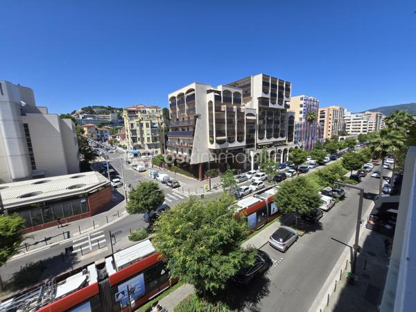 Appartement spacieux 2p. de 55m²carrez et 69m² surface au sol (avec les deux terrasses), niché au quatrième étage avec ascenseur d'une résidence de standing construite en 1977 au 175 rue de France. Situé dans un quartier dynamique. La photo principale à été prise depuis la mythique promenade des Anglais et à moins de 1mn à pied de l'appartement. Il offre une alliance unique entre confort urbain et tranquillité. Vous profiter pleinement de la riviera, situation géographique idéale. Vue mer. 
1)Possibilité de configurer en 3 pièces en créant un espace couchage dans le salon. 2)Possibilité d'ouvrir la cuisine et de créer un espace de vie avec la vue mer de 21m². La salon actuel de 21m² peut devenir deux chambres ou une suite parentale, chambre et bureau....plusieurs combinaisons possible selon vos besoins.

L'appartement se compose d'une entrée spacieuse avec toilette indépendant et placard profond.. Un salon, sol en marbre de 21m² se prolongeant d'un balcon de 6m². La cuisine de 8m² permet d'envisager un espace dinatoire, elle se prolonge par un balcon qui permet de prendre le café autour d'une table avec vue mer. Une chambre de 12,50m² avec placard et balcon. La cuisine et la chambre sont au calme et se rejoigne par le balcon extérieur bénéficiant de deux belles échappées mer. Une salle de bain de 3,80m².

Traversant et lumineux, avec ses deux extérieurs, profitez de l'air marin sans sortir de chez vous et admirez la vue mer depuis votre terrasse au calme. Une cave pratique pour un paddle, des vélos...et partez directement à la plage! de faibles charges annuelles comprenant l'eau chaude et le chauffage collectif. Profession libérale ok. Visite 7/7

Une suggestion de photos crée par L'IA pour une meilleure projection. Un plan est proposé avec l'inversion du salon et de la chambre.
Cette annonce référence 290240 vous est présentée par votre agent commercial BSK Immobilier GIOVANNA RAPALI (EI) immatriculé au RSAC de ANTIBES (06160) sous le numéro 48984370600024.

Prix du bien : 311 000 €
Les honoraires d'agence sont à la charge du vendeur.

A propos de la copropriété :
Pas de procédure en cours.
Nombre de lots : 2
Charges prévisionnelles annuelles : 767,00 €

A propos des performances énergétiques :
Date de réalisation du diagnostic énergétique : 27/05/2025
Score DPE : 202 kWhEP/m²/an
Score GES : 62 kgepCO2/m²/an
Montant estimé des dépenses annuelles d'énergie pour un usage standard : entre 1370.00 € et 1900.00 € par an. Prix moyens des énergies indexés sur l'année 2022 (abonnements compris).

Les informations sur les risques auxquels ce bien est exposé sont disponibles