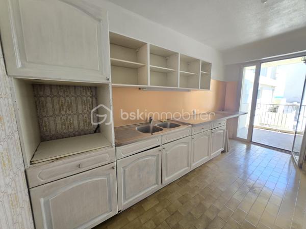 Appartement spacieux 2p. de 55m²carrez et 69m² surface au sol (avec les deux terrasses), niché au quatrième étage avec ascenseur d'une résidence de standing construite en 1977 au 175 rue de France. Situé dans un quartier dynamique. La photo principale à été prise depuis la mythique promenade des Anglais et à moins de 1mn à pied de l'appartement. Il offre une alliance unique entre confort urbain et tranquillité. Vous profiter pleinement de la riviera, situation géographique idéale. Vue mer. 
1)Possibilité de configurer en 3 pièces en créant un espace couchage dans le salon. 2)Possibilité d'ouvrir la cuisine et de créer un espace de vie avec la vue mer de 21m². La salon actuel de 21m² peut devenir deux chambres ou une suite parentale, chambre et bureau....plusieurs combinaisons possible selon vos besoins.

L'appartement se compose d'une entrée spacieuse avec toilette indépendant et placard profond.. Un salon, sol en marbre de 21m² se prolongeant d'un balcon de 6m². La cuisine de 8m² permet d'envisager un espace dinatoire, elle se prolonge par un balcon qui permet de prendre le café autour d'une table avec vue mer. Une chambre de 12,50m² avec placard et balcon. La cuisine et la chambre sont au calme et se rejoigne par le balcon extérieur bénéficiant de deux belles échappées mer. Une salle de bain de 3,80m².

Traversant et lumineux, avec ses deux extérieurs, profitez de l'air marin sans sortir de chez vous et admirez la vue mer depuis votre terrasse au calme. Une cave pratique pour un paddle, des vélos...et partez directement à la plage! de faibles charges annuelles comprenant l'eau chaude et le chauffage collectif. Profession libérale ok. Visite 7/7

Une suggestion de photos crée par L'IA pour une meilleure projection. Un plan est proposé avec l'inversion du salon et de la chambre.
Cette annonce référence 290240 vous est présentée par votre agent commercial BSK Immobilier GIOVANNA RAPALI (EI) immatriculé au RSAC de ANTIBES (06160) sous le numéro 48984370600024.

Prix du bien : 311 000 €
Les honoraires d'agence sont à la charge du vendeur.

A propos de la copropriété :
Pas de procédure en cours.
Nombre de lots : 2
Charges prévisionnelles annuelles : 767,00 €

A propos des performances énergétiques :
Date de réalisation du diagnostic énergétique : 27/05/2025
Score DPE : 202 kWhEP/m²/an
Score GES : 62 kgepCO2/m²/an
Montant estimé des dépenses annuelles d'énergie pour un usage standard : entre 1370.00 € et 1900.00 € par an. Prix moyens des énergies indexés sur l'année 2022 (abonnements compris).

Les informations sur les risques auxquels ce bien est exposé sont disponibles