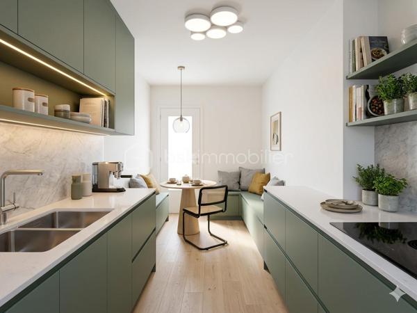 Appartement spacieux 2p. de 55m²carrez et 69m² surface au sol (avec les deux terrasses), niché au quatrième étage avec ascenseur d'une résidence de standing construite en 1977 au 175 rue de France. Situé dans un quartier dynamique. La photo principale à été prise depuis la mythique promenade des Anglais et à moins de 1mn à pied de l'appartement. Il offre une alliance unique entre confort urbain et tranquillité. Vous profiter pleinement de la riviera, situation géographique idéale. Vue mer. 
1)Possibilité de configurer en 3 pièces en créant un espace couchage dans le salon. 2)Possibilité d'ouvrir la cuisine et de créer un espace de vie avec la vue mer de 21m². La salon actuel de 21m² peut devenir deux chambres ou une suite parentale, chambre et bureau....plusieurs combinaisons possible selon vos besoins.

L'appartement se compose d'une entrée spacieuse avec toilette indépendant et placard profond.. Un salon, sol en marbre de 21m² se prolongeant d'un balcon de 6m². La cuisine de 8m² permet d'envisager un espace dinatoire, elle se prolonge par un balcon qui permet de prendre le café autour d'une table avec vue mer. Une chambre de 12,50m² avec placard et balcon. La cuisine et la chambre sont au calme et se rejoigne par le balcon extérieur bénéficiant de deux belles échappées mer. Une salle de bain de 3,80m².

Traversant et lumineux, avec ses deux extérieurs, profitez de l'air marin sans sortir de chez vous et admirez la vue mer depuis votre terrasse au calme. Une cave pratique pour un paddle, des vélos...et partez directement à la plage! de faibles charges annuelles comprenant l'eau chaude et le chauffage collectif. Profession libérale ok. Visite 7/7

Une suggestion de photos crée par L'IA pour une meilleure projection. Un plan est proposé avec l'inversion du salon et de la chambre.
Cette annonce référence 290240 vous est présentée par votre agent commercial BSK Immobilier GIOVANNA RAPALI (EI) immatriculé au RSAC de ANTIBES (06160) sous le numéro 48984370600024.

Prix du bien : 311 000 €
Les honoraires d'agence sont à la charge du vendeur.

A propos de la copropriété :
Pas de procédure en cours.
Nombre de lots : 2
Charges prévisionnelles annuelles : 767,00 €

A propos des performances énergétiques :
Date de réalisation du diagnostic énergétique : 27/05/2025
Score DPE : 202 kWhEP/m²/an
Score GES : 62 kgepCO2/m²/an
Montant estimé des dépenses annuelles d'énergie pour un usage standard : entre 1370.00 € et 1900.00 € par an. Prix moyens des énergies indexés sur l'année 2022 (abonnements compris).

Les informations sur les risques auxquels ce bien est exposé sont disponibles