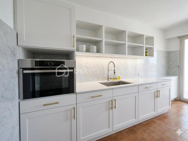 Appartement spacieux 2p. de 55m²carrez et 69m² surface au sol (avec les deux terrasses), niché au quatrième étage avec ascenseur d'une résidence de standing construite en 1977 au 175 rue de France. Situé dans un quartier dynamique. La photo principale à été prise depuis la mythique promenade des Anglais et à moins de 1mn à pied de l'appartement. Il offre une alliance unique entre confort urbain et tranquillité. Vous profiter pleinement de la riviera, situation géographique idéale. Vue mer. 
1)Possibilité de configurer en 3 pièces en créant un espace couchage dans le salon. 2)Possibilité d'ouvrir la cuisine et de créer un espace de vie avec la vue mer de 21m². La salon actuel de 21m² peut devenir deux chambres ou une suite parentale, chambre et bureau....plusieurs combinaisons possible selon vos besoins.

L'appartement se compose d'une entrée spacieuse avec toilette indépendant et placard profond.. Un salon, sol en marbre de 21m² se prolongeant d'un balcon de 6m². La cuisine de 8m² permet d'envisager un espace dinatoire, elle se prolonge par un balcon qui permet de prendre le café autour d'une table avec vue mer. Une chambre de 12,50m² avec placard et balcon. La cuisine et la chambre sont au calme et se rejoigne par le balcon extérieur bénéficiant de deux belles échappées mer. Une salle de bain de 3,80m².

Traversant et lumineux, avec ses deux extérieurs, profitez de l'air marin sans sortir de chez vous et admirez la vue mer depuis votre terrasse au calme. Une cave pratique pour un paddle, des vélos...et partez directement à la plage! de faibles charges annuelles comprenant l'eau chaude et le chauffage collectif. Profession libérale ok. Visite 7/7

Une suggestion de photos crée par L'IA pour une meilleure projection. Un plan est proposé avec l'inversion du salon et de la chambre.
Cette annonce référence 290240 vous est présentée par votre agent commercial BSK Immobilier GIOVANNA RAPALI (EI) immatriculé au RSAC de ANTIBES (06160) sous le numéro 48984370600024.

Prix du bien : 311 000 €
Les honoraires d'agence sont à la charge du vendeur.

A propos de la copropriété :
Pas de procédure en cours.
Nombre de lots : 2
Charges prévisionnelles annuelles : 767,00 €

A propos des performances énergétiques :
Date de réalisation du diagnostic énergétique : 27/05/2025
Score DPE : 202 kWhEP/m²/an
Score GES : 62 kgepCO2/m²/an
Montant estimé des dépenses annuelles d'énergie pour un usage standard : entre 1370.00 € et 1900.00 € par an. Prix moyens des énergies indexés sur l'année 2022 (abonnements compris).

Les informations sur les risques auxquels ce bien est exposé sont disponibles