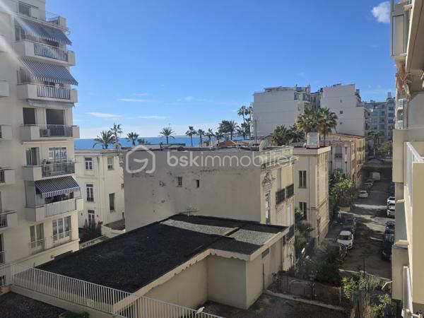 Appartement spacieux 2p. de 55m²carrez et 69m² surface au sol (avec les deux terrasses), niché au quatrième étage avec ascenseur d'une résidence de standing construite en 1977 au 175 rue de France. Situé dans un quartier dynamique. La photo principale à été prise depuis la mythique promenade des Anglais et à moins de 1mn à pied de l'appartement. Il offre une alliance unique entre confort urbain et tranquillité. Vous profiter pleinement de la riviera, situation géographique idéale. Vue mer. 
1)Possibilité de configurer en 3 pièces en créant un espace couchage dans le salon. 2)Possibilité d'ouvrir la cuisine et de créer un espace de vie avec la vue mer de 21m². La salon actuel de 21m² peut devenir deux chambres ou une suite parentale, chambre et bureau....plusieurs combinaisons possible selon vos besoins.

L'appartement se compose d'une entrée spacieuse avec toilette indépendant et placard profond.. Un salon, sol en marbre de 21m² se prolongeant d'un balcon de 6m². La cuisine de 8m² permet d'envisager un espace dinatoire, elle se prolonge par un balcon qui permet de prendre le café autour d'une table avec vue mer. Une chambre de 12,50m² avec placard et balcon. La cuisine et la chambre sont au calme et se rejoigne par le balcon extérieur bénéficiant de deux belles échappées mer. Une salle de bain de 3,80m².

Traversant et lumineux, avec ses deux extérieurs, profitez de l'air marin sans sortir de chez vous et admirez la vue mer depuis votre terrasse au calme. Une cave pratique pour un paddle, des vélos...et partez directement à la plage! de faibles charges annuelles comprenant l'eau chaude et le chauffage collectif. Profession libérale ok. Visite 7/7

Une suggestion de photos crée par L'IA pour une meilleure projection. Un plan est proposé avec l'inversion du salon et de la chambre.
Cette annonce référence 290240 vous est présentée par votre agent commercial BSK Immobilier GIOVANNA RAPALI (EI) immatriculé au RSAC de ANTIBES (06160) sous le numéro 48984370600024.

Prix du bien : 311 000 €
Les honoraires d'agence sont à la charge du vendeur.

A propos de la copropriété :
Pas de procédure en cours.
Nombre de lots : 2
Charges prévisionnelles annuelles : 767,00 €

A propos des performances énergétiques :
Date de réalisation du diagnostic énergétique : 27/05/2025
Score DPE : 202 kWhEP/m²/an
Score GES : 62 kgepCO2/m²/an
Montant estimé des dépenses annuelles d'énergie pour un usage standard : entre 1370.00 € et 1900.00 € par an. Prix moyens des énergies indexés sur l'année 2022 (abonnements compris).

Les informations sur les risques auxquels ce bien est exposé sont disponibles
