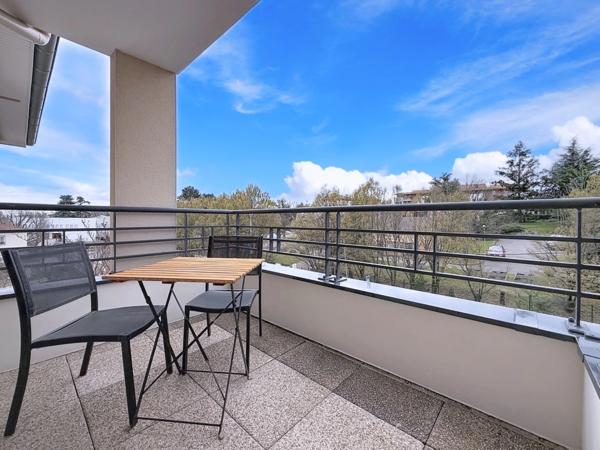 ✨ À vendre Dpt Rhône (69) – Résidence de standing avec piscine : T3 entièrement rénové avec box + parking – env. 62 m²