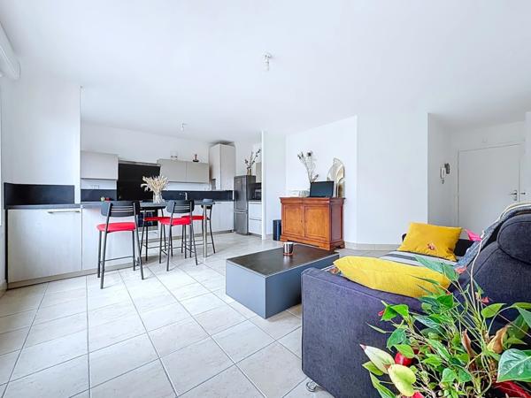 ✨ À vendre Dpt Rhône (69) – Résidence de standing avec piscine : T3 entièrement rénové avec box + parking – env. 62 m²