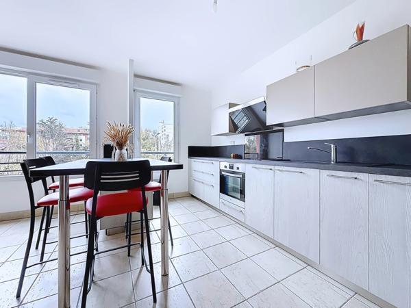 ✨ À vendre Dpt Rhône (69) – Résidence de standing avec piscine : T3 entièrement rénové avec box + parking – env. 62 m²