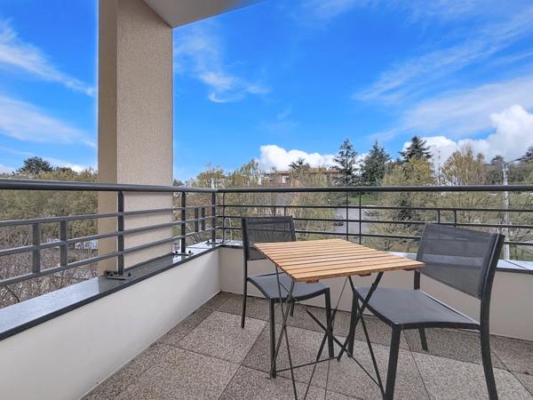 ✨ À vendre Dpt Rhône (69) – Résidence de standing avec piscine : T3 entièrement rénové avec box + parking – env. 62 m²