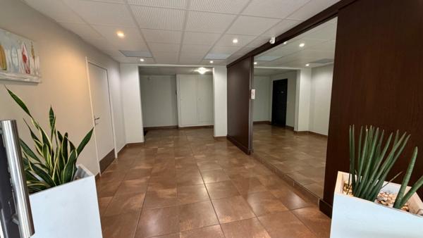 ✨ À vendre Dpt Rhône (69) – Résidence de standing avec piscine : T3 entièrement rénové avec box + parking – env. 62 m²