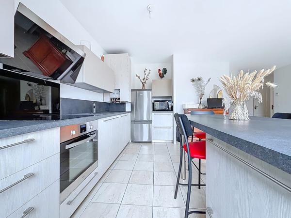 ✨ À vendre Dpt Rhône (69) – Résidence de standing avec piscine : T3 entièrement rénové avec box + parking – env. 62 m²