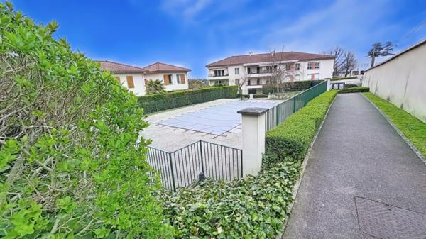✨ À vendre Dpt Rhône (69) – Résidence de standing avec piscine : T3 entièrement rénové avec box + parking – env. 62 m²