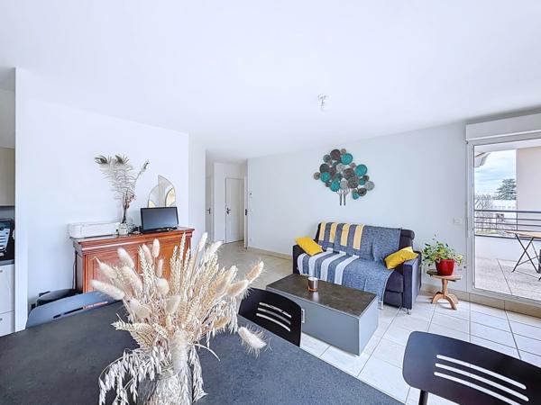 ✨ À vendre Dpt Rhône (69) – Résidence de standing avec piscine : T3 entièrement rénové avec box + parking – env. 62 m²