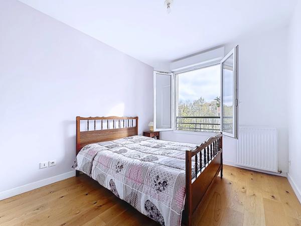 ✨ À vendre Dpt Rhône (69) – Résidence de standing avec piscine : T3 entièrement rénové avec box + parking – env. 62 m²