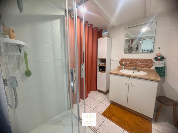 Plouguerneau (29880) Sylvie Tromelin vous présente cette MAISON EN PIERRE de 123 M2 habitables avec DOUBLE-GARAGE et CARPORT.