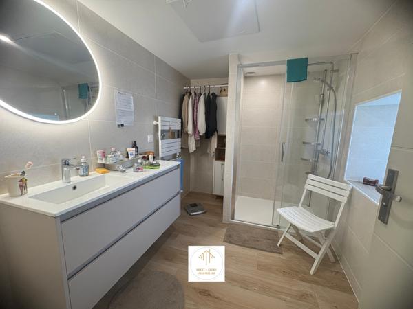 Plouguerneau (29880) Sylvie Tromelin vous présente cette MAISON EN PIERRE de 123 M2 habitables avec DOUBLE-GARAGE et CARPORT.