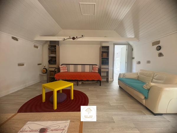 Plouguerneau (29880) Sylvie Tromelin vous présente cette MAISON EN PIERRE de 123 M2 habitables avec DOUBLE-GARAGE et CARPORT.