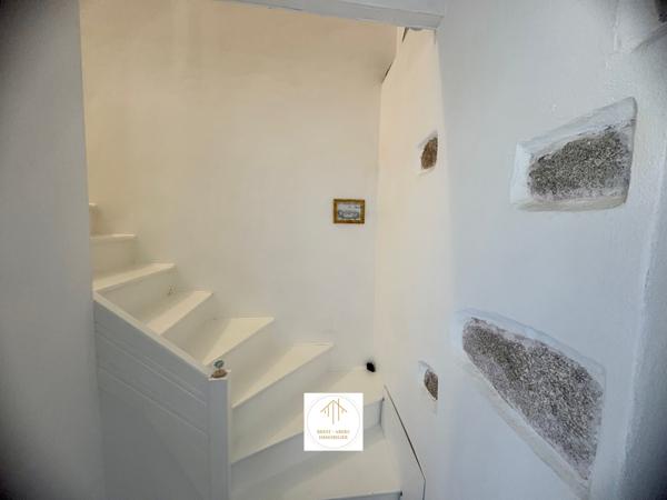 Plouguerneau (29880) Sylvie Tromelin vous présente cette MAISON EN PIERRE de 123 M2 habitables avec DOUBLE-GARAGE et CARPORT.