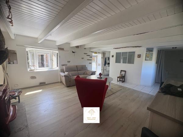 Plouguerneau (29880) Sylvie Tromelin vous présente cette MAISON EN PIERRE de 123 M2 habitables avec DOUBLE-GARAGE et CARPORT.