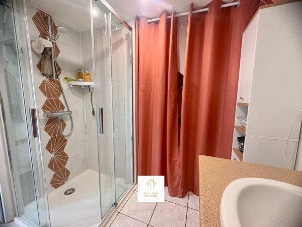 Plouguerneau (29880) Sylvie Tromelin vous présente cette MAISON EN PIERRE de 123 M2 habitables avec DOUBLE-GARAGE et CARPORT.