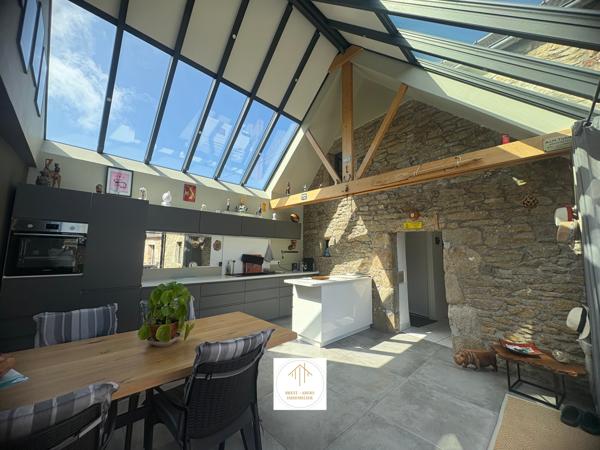 Plouguerneau (29880) Sylvie Tromelin vous présente cette MAISON EN PIERRE de 123 M2 habitables avec DOUBLE-GARAGE et CARPORT.