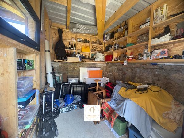 Plouguerneau (29880) Sylvie Tromelin vous présente cette MAISON EN PIERRE de 123 M2 habitables avec DOUBLE-GARAGE et CARPORT.