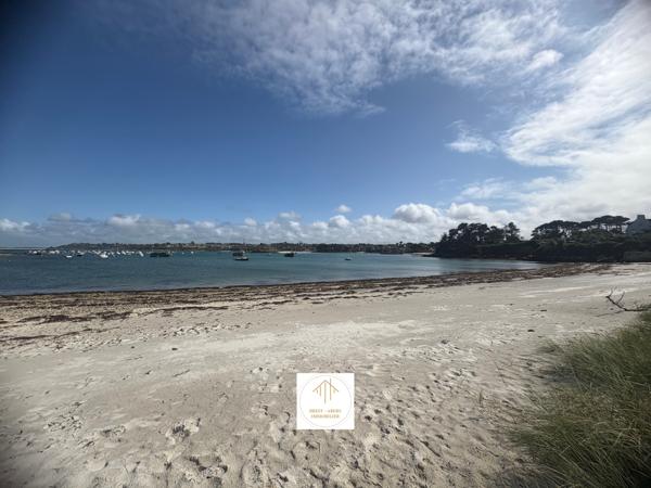 Plouguerneau (29880) Sylvie Tromelin vous présente cette MAISON EN PIERRE de 123 M2 habitables avec DOUBLE-GARAGE et CARPORT.