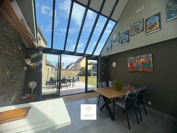 Plouguerneau (29880) Sylvie Tromelin vous présente cette MAISON EN PIERRE de 123 M2 habitables avec DOUBLE-GARAGE et CARPORT.