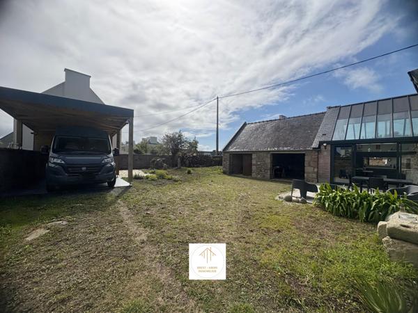 Plouguerneau (29880) Sylvie Tromelin vous présente cette MAISON EN PIERRE de 123 M2 habitables avec DOUBLE-GARAGE et CARPORT.