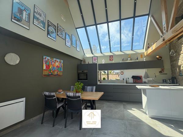 Plouguerneau (29880) Sylvie Tromelin vous présente cette MAISON EN PIERRE de 123 M2 habitables avec DOUBLE-GARAGE et CARPORT.