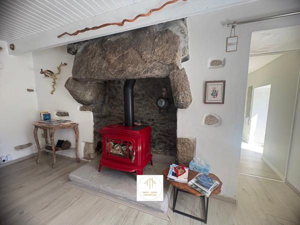 Plouguerneau (29880) Sylvie Tromelin vous présente cette MAISON EN PIERRE de 123 M2 habitables avec DOUBLE-GARAGE et CARPORT.