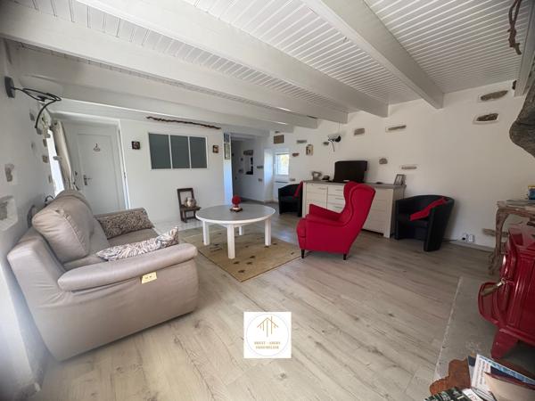 Plouguerneau (29880) Sylvie Tromelin vous présente cette MAISON EN PIERRE de 123 M2 habitables avec DOUBLE-GARAGE et CARPORT.