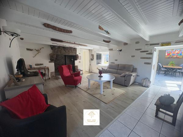 Plouguerneau (29880) Sylvie Tromelin vous présente cette MAISON EN PIERRE de 123 M2 habitables avec DOUBLE-GARAGE et CARPORT.
