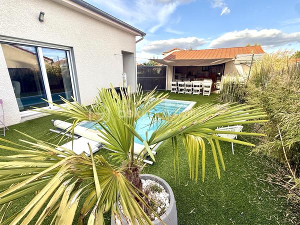 📍 RIORGES 

Découvrez ce jour avec Ophélie GINEYS BSK IMMOBILIER cette Villa contemporaine de 189 m² avec piscine et prestations haut de gamme.

🏡 Une maison familiale où confort, volumes et convivialité se rencontrent.

Dans un environnement calme et résidentiel de Riorges à proximité des écoles, collèges et commerces.

📌 Dès l’entrée, vous apprécierez sa spacieuse pièce de vie de près de 60 m².
Elle se compose d’un espace salon/séjour et d’une cuisine ouverte entièrement équipée avec îlot central.

Retrouvez Au rez-de-chaussée :

* 2 chambres
* 1 salle d’eau 
* 1 wc séparé 
* 1 buanderie entièrement équipé

Une configuration idéale pour une vie de plain-pied.

À l’étage :

* 1chambre supplémentaire.
* 1 bureau
* 1 salle de bains avec wc 
* Une pièce de stockage
* Une grande pièce de près de 40 m², facilement aménageable selon vos besoins : salle de jeux, espace détente ou chambres supplémentaires.

Des prestations pensées pour votre confort.

⚒️ La maison offre de nombreux équipements :

* Plancher chauffant
* Climatisation
* Ventilation double flux
* Aspiration centralisée
* Poêle à bois
* Installation photovoltaïque
* Équipement solaire thermique

📌 Un ensemble de prestations qui associe confort au quotidien et maîtrise de la consommation énergétique. 
DPE B - GES A.

🌳 Un extérieur dédié à la détente :
La propriété s’étend sur une parcelle d’environ 643 m² entièrement aménagée.

Vous profiterez notamment de :

* Une mini piscine chauffée avec nage à contre-courant
* Un spa 3 places avec terrasse couverte
* Un pool house équipé
* Un terrain de pétanque

Un extérieur idéal pour profiter des beaux jours, recevoir et partager de bons moments en famille ou entre amis.

🚘 Coté Stationnement :

La propriété dispose également d’un grand garage ainsi que d’un abri pour camping-car.

Une villa complète, contemporaine et parfaitement équipée, qui offre de beaux volumes et de nombreux espaces pour profiter pleinement de la vie en famille.

☑️ Taxe foncière 1677€
☑️ DPE B - GES A