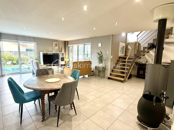 📍 RIORGES 

Découvrez ce jour avec Ophélie GINEYS BSK IMMOBILIER cette Villa contemporaine de 189 m² avec piscine et prestations haut de gamme.

🏡 Une maison familiale où confort, volumes et convivialité se rencontrent.

Dans un environnement calme et résidentiel de Riorges à proximité des écoles, collèges et commerces.

📌 Dès l’entrée, vous apprécierez sa spacieuse pièce de vie de près de 60 m².
Elle se compose d’un espace salon/séjour et d’une cuisine ouverte entièrement équipée avec îlot central.

Retrouvez Au rez-de-chaussée :

* 2 chambres
* 1 salle d’eau 
* 1 wc séparé 
* 1 buanderie entièrement équipé

Une configuration idéale pour une vie de plain-pied.

À l’étage :

* 1chambre supplémentaire.
* 1 bureau
* 1 salle de bains avec wc 
* Une pièce de stockage
* Une grande pièce de près de 40 m², facilement aménageable selon vos besoins : salle de jeux, espace détente ou chambres supplémentaires.

Des prestations pensées pour votre confort.

⚒️ La maison offre de nombreux équipements :

* Plancher chauffant
* Climatisation
* Ventilation double flux
* Aspiration centralisée
* Poêle à bois
* Installation photovoltaïque
* Équipement solaire thermique

📌 Un ensemble de prestations qui associe confort au quotidien et maîtrise de la consommation énergétique. 
DPE B - GES A.

🌳 Un extérieur dédié à la détente :
La propriété s’étend sur une parcelle d’environ 643 m² entièrement aménagée.

Vous profiterez notamment de :

* Une mini piscine chauffée avec nage à contre-courant
* Un spa 3 places avec terrasse couverte
* Un pool house équipé
* Un terrain de pétanque

Un extérieur idéal pour profiter des beaux jours, recevoir et partager de bons moments en famille ou entre amis.

🚘 Coté Stationnement :

La propriété dispose également d’un grand garage ainsi que d’un abri pour camping-car.

Une villa complète, contemporaine et parfaitement équipée, qui offre de beaux volumes et de nombreux espaces pour profiter pleinement de la vie en famille.

☑️ Taxe foncière 1677€
☑️ DPE B - GES A