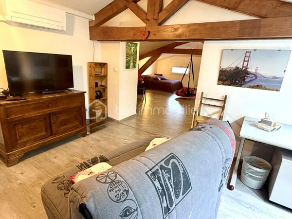 📍 RIORGES 

Découvrez ce jour avec Ophélie GINEYS BSK IMMOBILIER cette Villa contemporaine de 189 m² avec piscine et prestations haut de gamme.

🏡 Une maison familiale où confort, volumes et convivialité se rencontrent.

Dans un environnement calme et résidentiel de Riorges à proximité des écoles, collèges et commerces.

📌 Dès l’entrée, vous apprécierez sa spacieuse pièce de vie de près de 60 m².
Elle se compose d’un espace salon/séjour et d’une cuisine ouverte entièrement équipée avec îlot central.

Retrouvez Au rez-de-chaussée :

* 2 chambres
* 1 salle d’eau 
* 1 wc séparé 
* 1 buanderie entièrement équipé

Une configuration idéale pour une vie de plain-pied.

À l’étage :

* 1chambre supplémentaire.
* 1 bureau
* 1 salle de bains avec wc 
* Une pièce de stockage
* Une grande pièce de près de 40 m², facilement aménageable selon vos besoins : salle de jeux, espace détente ou chambres supplémentaires.

Des prestations pensées pour votre confort.

⚒️ La maison offre de nombreux équipements :

* Plancher chauffant
* Climatisation
* Ventilation double flux
* Aspiration centralisée
* Poêle à bois
* Installation photovoltaïque
* Équipement solaire thermique

📌 Un ensemble de prestations qui associe confort au quotidien et maîtrise de la consommation énergétique. 
DPE B - GES A.

🌳 Un extérieur dédié à la détente :
La propriété s’étend sur une parcelle d’environ 643 m² entièrement aménagée.

Vous profiterez notamment de :

* Une mini piscine chauffée avec nage à contre-courant
* Un spa 3 places avec terrasse couverte
* Un pool house équipé
* Un terrain de pétanque

Un extérieur idéal pour profiter des beaux jours, recevoir et partager de bons moments en famille ou entre amis.

🚘 Coté Stationnement :

La propriété dispose également d’un grand garage ainsi que d’un abri pour camping-car.

Une villa complète, contemporaine et parfaitement équipée, qui offre de beaux volumes et de nombreux espaces pour profiter pleinement de la vie en famille.

☑️ Taxe foncière 1677€
☑️ DPE B - GES A