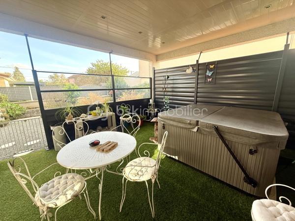 📍 RIORGES 

Découvrez ce jour avec Ophélie GINEYS BSK IMMOBILIER cette Villa contemporaine de 189 m² avec piscine et prestations haut de gamme.

🏡 Une maison familiale où confort, volumes et convivialité se rencontrent.

Dans un environnement calme et résidentiel de Riorges à proximité des écoles, collèges et commerces.

📌 Dès l’entrée, vous apprécierez sa spacieuse pièce de vie de près de 60 m².
Elle se compose d’un espace salon/séjour et d’une cuisine ouverte entièrement équipée avec îlot central.

Retrouvez Au rez-de-chaussée :

* 2 chambres
* 1 salle d’eau 
* 1 wc séparé 
* 1 buanderie entièrement équipé

Une configuration idéale pour une vie de plain-pied.

À l’étage :

* 1chambre supplémentaire.
* 1 bureau
* 1 salle de bains avec wc 
* Une pièce de stockage
* Une grande pièce de près de 40 m², facilement aménageable selon vos besoins : salle de jeux, espace détente ou chambres supplémentaires.

Des prestations pensées pour votre confort.

⚒️ La maison offre de nombreux équipements :

* Plancher chauffant
* Climatisation
* Ventilation double flux
* Aspiration centralisée
* Poêle à bois
* Installation photovoltaïque
* Équipement solaire thermique

📌 Un ensemble de prestations qui associe confort au quotidien et maîtrise de la consommation énergétique. 
DPE B - GES A.

🌳 Un extérieur dédié à la détente :
La propriété s’étend sur une parcelle d’environ 643 m² entièrement aménagée.

Vous profiterez notamment de :

* Une mini piscine chauffée avec nage à contre-courant
* Un spa 3 places avec terrasse couverte
* Un pool house équipé
* Un terrain de pétanque

Un extérieur idéal pour profiter des beaux jours, recevoir et partager de bons moments en famille ou entre amis.

🚘 Coté Stationnement :

La propriété dispose également d’un grand garage ainsi que d’un abri pour camping-car.

Une villa complète, contemporaine et parfaitement équipée, qui offre de beaux volumes et de nombreux espaces pour profiter pleinement de la vie en famille.

☑️ Taxe foncière 1677€
☑️ DPE B - GES A