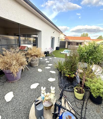 📍 RIORGES 

Découvrez ce jour avec Ophélie GINEYS BSK IMMOBILIER cette Villa contemporaine de 189 m² avec piscine et prestations haut de gamme.

🏡 Une maison familiale où confort, volumes et convivialité se rencontrent.

Dans un environnement calme et résidentiel de Riorges à proximité des écoles, collèges et commerces.

📌 Dès l’entrée, vous apprécierez sa spacieuse pièce de vie de près de 60 m².
Elle se compose d’un espace salon/séjour et d’une cuisine ouverte entièrement équipée avec îlot central.

Retrouvez Au rez-de-chaussée :

* 2 chambres
* 1 salle d’eau 
* 1 wc séparé 
* 1 buanderie entièrement équipé

Une configuration idéale pour une vie de plain-pied.

À l’étage :

* 1chambre supplémentaire.
* 1 bureau
* 1 salle de bains avec wc 
* Une pièce de stockage
* Une grande pièce de près de 40 m², facilement aménageable selon vos besoins : salle de jeux, espace détente ou chambres supplémentaires.

Des prestations pensées pour votre confort.

⚒️ La maison offre de nombreux équipements :

* Plancher chauffant
* Climatisation
* Ventilation double flux
* Aspiration centralisée
* Poêle à bois
* Installation photovoltaïque
* Équipement solaire thermique

📌 Un ensemble de prestations qui associe confort au quotidien et maîtrise de la consommation énergétique. 
DPE B - GES A.

🌳 Un extérieur dédié à la détente :
La propriété s’étend sur une parcelle d’environ 643 m² entièrement aménagée.

Vous profiterez notamment de :

* Une mini piscine chauffée avec nage à contre-courant
* Un spa 3 places avec terrasse couverte
* Un pool house équipé
* Un terrain de pétanque

Un extérieur idéal pour profiter des beaux jours, recevoir et partager de bons moments en famille ou entre amis.

🚘 Coté Stationnement :

La propriété dispose également d’un grand garage ainsi que d’un abri pour camping-car.

Une villa complète, contemporaine et parfaitement équipée, qui offre de beaux volumes et de nombreux espaces pour profiter pleinement de la vie en famille.

☑️ Taxe foncière 1677€
☑️ DPE B - GES A