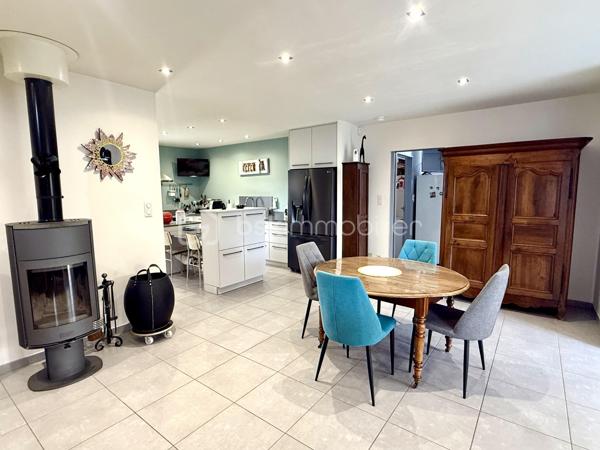 📍 RIORGES 

Découvrez ce jour avec Ophélie GINEYS BSK IMMOBILIER cette Villa contemporaine de 189 m² avec piscine et prestations haut de gamme.

🏡 Une maison familiale où confort, volumes et convivialité se rencontrent.

Dans un environnement calme et résidentiel de Riorges à proximité des écoles, collèges et commerces.

📌 Dès l’entrée, vous apprécierez sa spacieuse pièce de vie de près de 60 m².
Elle se compose d’un espace salon/séjour et d’une cuisine ouverte entièrement équipée avec îlot central.

Retrouvez Au rez-de-chaussée :

* 2 chambres
* 1 salle d’eau 
* 1 wc séparé 
* 1 buanderie entièrement équipé

Une configuration idéale pour une vie de plain-pied.

À l’étage :

* 1chambre supplémentaire.
* 1 bureau
* 1 salle de bains avec wc 
* Une pièce de stockage
* Une grande pièce de près de 40 m², facilement aménageable selon vos besoins : salle de jeux, espace détente ou chambres supplémentaires.

Des prestations pensées pour votre confort.

⚒️ La maison offre de nombreux équipements :

* Plancher chauffant
* Climatisation
* Ventilation double flux
* Aspiration centralisée
* Poêle à bois
* Installation photovoltaïque
* Équipement solaire thermique

📌 Un ensemble de prestations qui associe confort au quotidien et maîtrise de la consommation énergétique. 
DPE B - GES A.

🌳 Un extérieur dédié à la détente :
La propriété s’étend sur une parcelle d’environ 643 m² entièrement aménagée.

Vous profiterez notamment de :

* Une mini piscine chauffée avec nage à contre-courant
* Un spa 3 places avec terrasse couverte
* Un pool house équipé
* Un terrain de pétanque

Un extérieur idéal pour profiter des beaux jours, recevoir et partager de bons moments en famille ou entre amis.

🚘 Coté Stationnement :

La propriété dispose également d’un grand garage ainsi que d’un abri pour camping-car.

Une villa complète, contemporaine et parfaitement équipée, qui offre de beaux volumes et de nombreux espaces pour profiter pleinement de la vie en famille.

☑️ Taxe foncière 1677€
☑️ DPE B - GES A