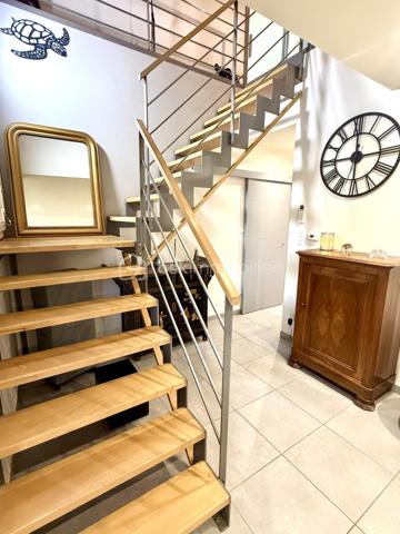 📍 RIORGES 

Découvrez ce jour avec Ophélie GINEYS BSK IMMOBILIER cette Villa contemporaine de 189 m² avec piscine et prestations haut de gamme.

🏡 Une maison familiale où confort, volumes et convivialité se rencontrent.

Dans un environnement calme et résidentiel de Riorges à proximité des écoles, collèges et commerces.

📌 Dès l’entrée, vous apprécierez sa spacieuse pièce de vie de près de 60 m².
Elle se compose d’un espace salon/séjour et d’une cuisine ouverte entièrement équipée avec îlot central.

Retrouvez Au rez-de-chaussée :

* 2 chambres
* 1 salle d’eau 
* 1 wc séparé 
* 1 buanderie entièrement équipé

Une configuration idéale pour une vie de plain-pied.

À l’étage :

* 1chambre supplémentaire.
* 1 bureau
* 1 salle de bains avec wc 
* Une pièce de stockage
* Une grande pièce de près de 40 m², facilement aménageable selon vos besoins : salle de jeux, espace détente ou chambres supplémentaires.

Des prestations pensées pour votre confort.

⚒️ La maison offre de nombreux équipements :

* Plancher chauffant
* Climatisation
* Ventilation double flux
* Aspiration centralisée
* Poêle à bois
* Installation photovoltaïque
* Équipement solaire thermique

📌 Un ensemble de prestations qui associe confort au quotidien et maîtrise de la consommation énergétique. 
DPE B - GES A.

🌳 Un extérieur dédié à la détente :
La propriété s’étend sur une parcelle d’environ 643 m² entièrement aménagée.

Vous profiterez notamment de :

* Une mini piscine chauffée avec nage à contre-courant
* Un spa 3 places avec terrasse couverte
* Un pool house équipé
* Un terrain de pétanque

Un extérieur idéal pour profiter des beaux jours, recevoir et partager de bons moments en famille ou entre amis.

🚘 Coté Stationnement :

La propriété dispose également d’un grand garage ainsi que d’un abri pour camping-car.

Une villa complète, contemporaine et parfaitement équipée, qui offre de beaux volumes et de nombreux espaces pour profiter pleinement de la vie en famille.

☑️ Taxe foncière 1677€
☑️ DPE B - GES A