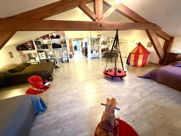 📍 RIORGES 

Découvrez ce jour avec Ophélie GINEYS BSK IMMOBILIER cette Villa contemporaine de 189 m² avec piscine et prestations haut de gamme.

🏡 Une maison familiale où confort, volumes et convivialité se rencontrent.

Dans un environnement calme et résidentiel de Riorges à proximité des écoles, collèges et commerces.

📌 Dès l’entrée, vous apprécierez sa spacieuse pièce de vie de près de 60 m².
Elle se compose d’un espace salon/séjour et d’une cuisine ouverte entièrement équipée avec îlot central.

Retrouvez Au rez-de-chaussée :

* 2 chambres
* 1 salle d’eau 
* 1 wc séparé 
* 1 buanderie entièrement équipé

Une configuration idéale pour une vie de plain-pied.

À l’étage :

* 1chambre supplémentaire.
* 1 bureau
* 1 salle de bains avec wc 
* Une pièce de stockage
* Une grande pièce de près de 40 m², facilement aménageable selon vos besoins : salle de jeux, espace détente ou chambres supplémentaires.

Des prestations pensées pour votre confort.

⚒️ La maison offre de nombreux équipements :

* Plancher chauffant
* Climatisation
* Ventilation double flux
* Aspiration centralisée
* Poêle à bois
* Installation photovoltaïque
* Équipement solaire thermique

📌 Un ensemble de prestations qui associe confort au quotidien et maîtrise de la consommation énergétique. 
DPE B - GES A.

🌳 Un extérieur dédié à la détente :
La propriété s’étend sur une parcelle d’environ 643 m² entièrement aménagée.

Vous profiterez notamment de :

* Une mini piscine chauffée avec nage à contre-courant
* Un spa 3 places avec terrasse couverte
* Un pool house équipé
* Un terrain de pétanque

Un extérieur idéal pour profiter des beaux jours, recevoir et partager de bons moments en famille ou entre amis.

🚘 Coté Stationnement :

La propriété dispose également d’un grand garage ainsi que d’un abri pour camping-car.

Une villa complète, contemporaine et parfaitement équipée, qui offre de beaux volumes et de nombreux espaces pour profiter pleinement de la vie en famille.

☑️ Taxe foncière 1677€
☑️ DPE B - GES A