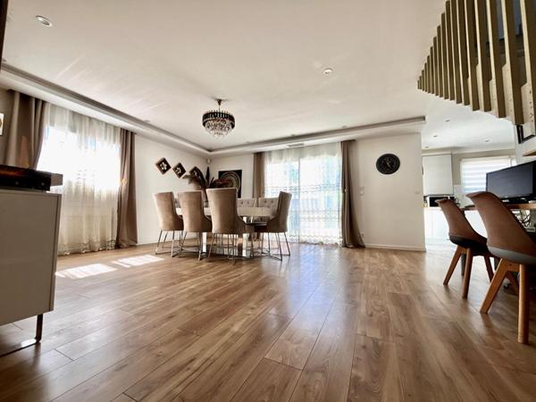 Magnifique villa de standing de 170 m²  sur un terrain 4 faces  avec piscine dans un secteur prisé
